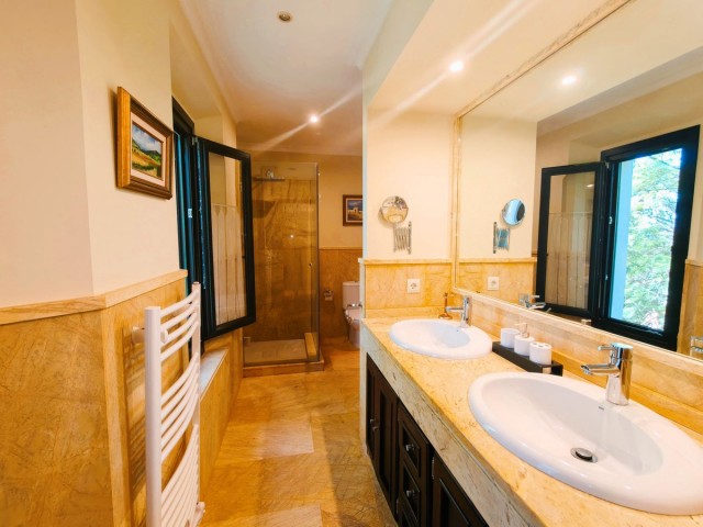 Villa avec 7 Chambres  à San Roque Club