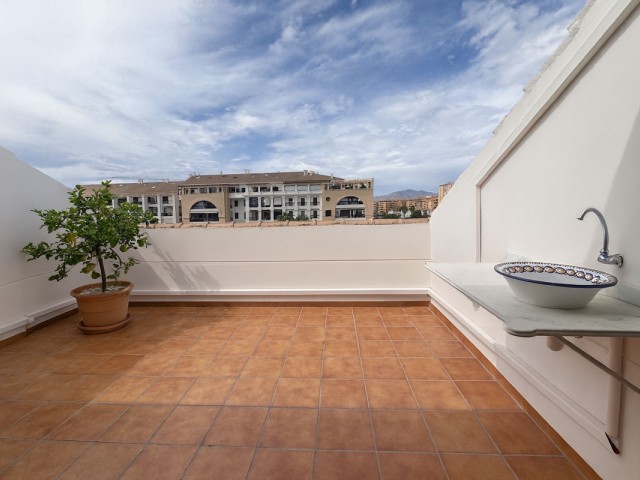 Apartamento con 4 Dormitorios  en San Pedro de Alcántara