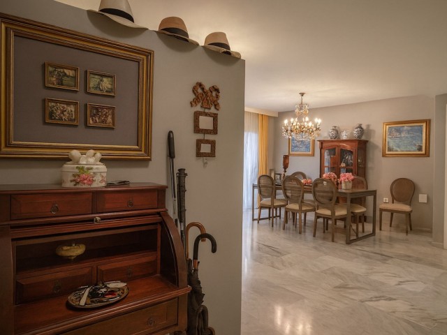 Apartamento con 4 Dormitorios  en San Pedro de Alcántara
