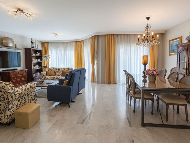 Apartamento con 4 Dormitorios  en San Pedro de Alcántara
