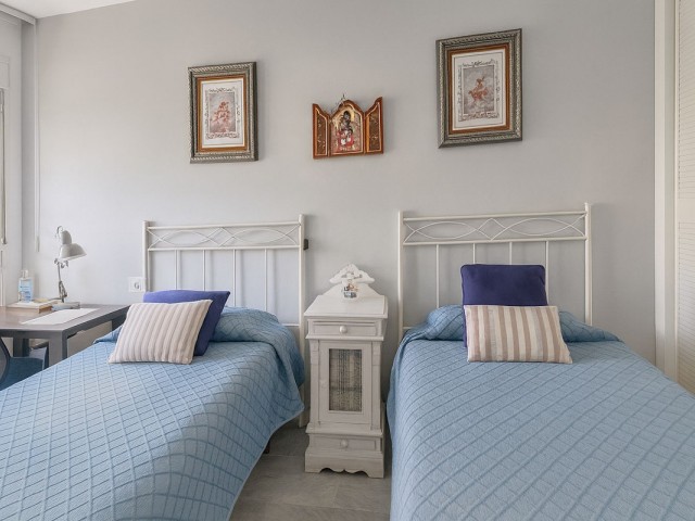 Apartamento con 4 Dormitorios  en San Pedro de Alcántara