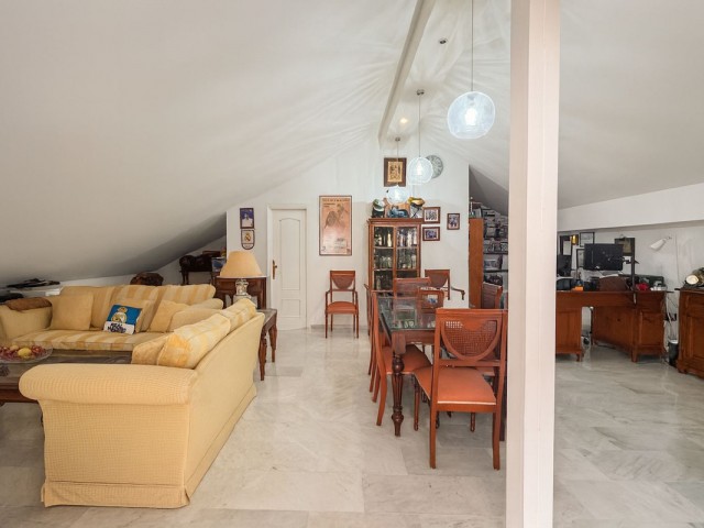 Apartamento con 4 Dormitorios  en San Pedro de Alcántara