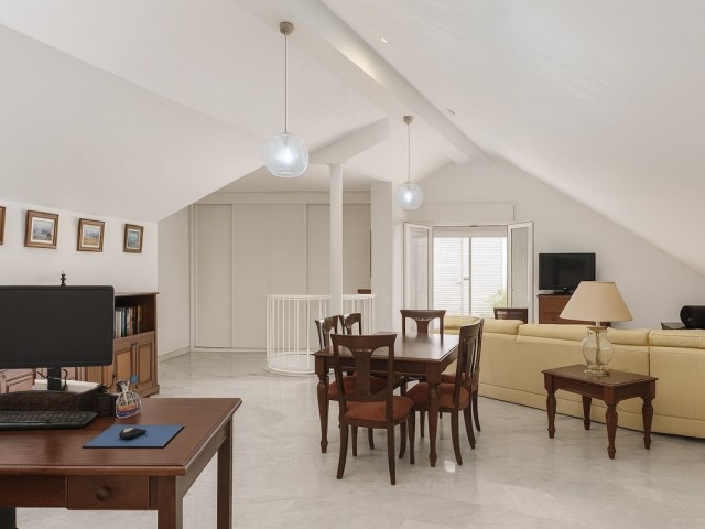 Apartamento con 4 Dormitorios  en San Pedro de Alcántara