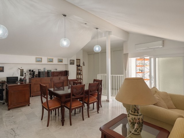 Apartamento con 4 Dormitorios  en San Pedro de Alcántara