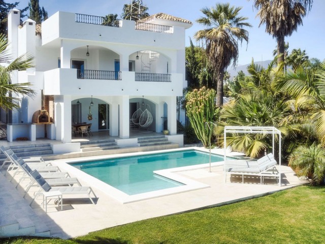 Villa con 4 Dormitorios  en Nueva Andalucía