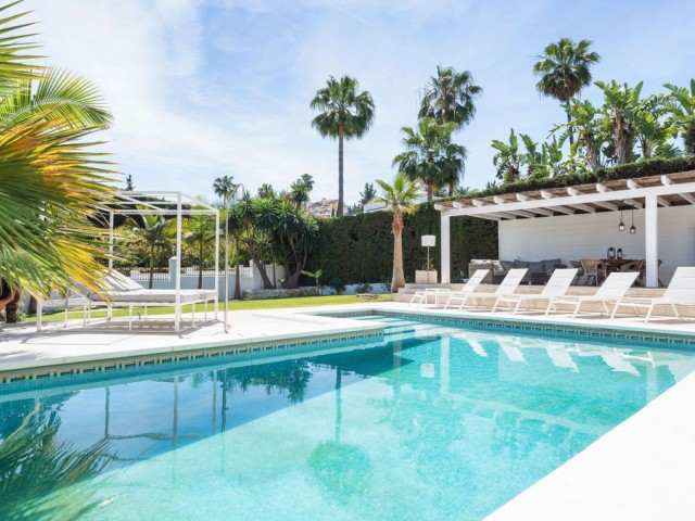 Villa con 4 Dormitorios  en Nueva Andalucía