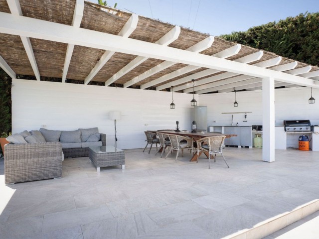 Villa con 4 Dormitorios  en Nueva Andalucía