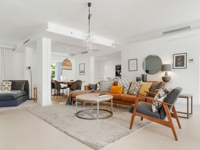 Villa con 4 Dormitorios  en Nueva Andalucía