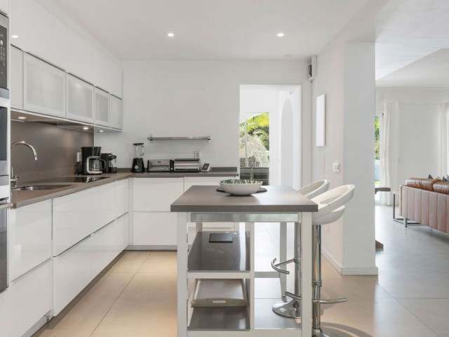 Villa con 4 Dormitorios  en Nueva Andalucía