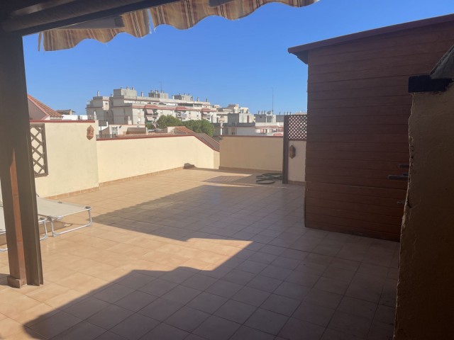 Apartamento con 3 Dormitorios  en Estepona