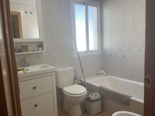 Apartamento con 3 Dormitorios  en Estepona