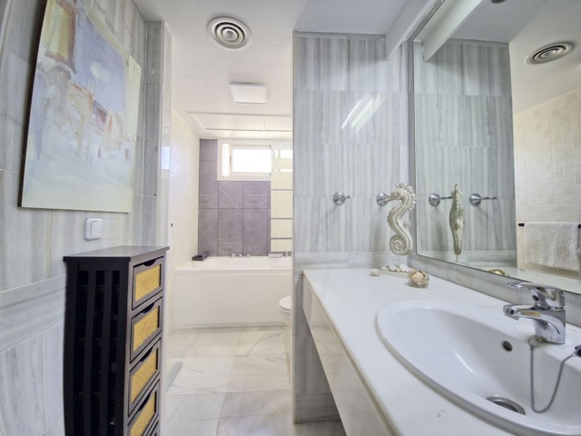 6 Bedrooms Townhouse in Nueva Andalucía