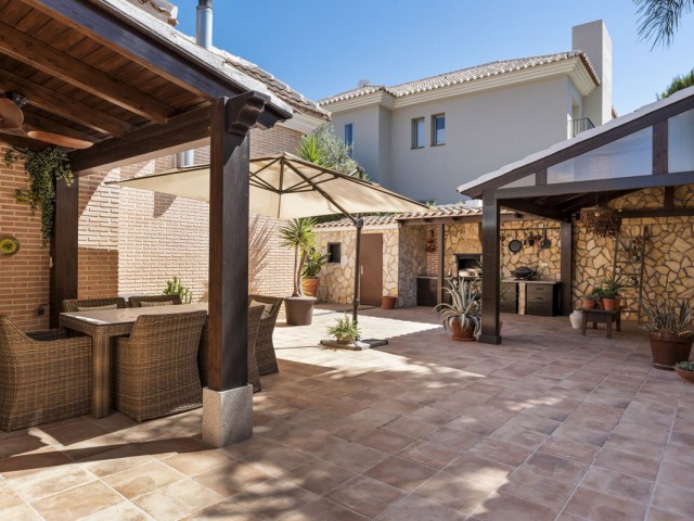 5 Bedrooms Villa in Mijas Costa