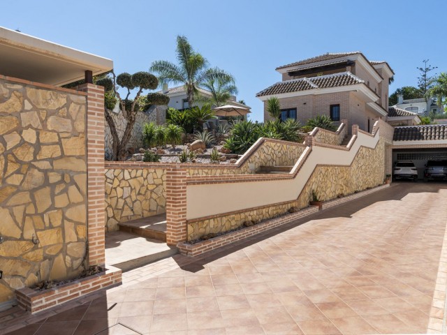 5 Bedrooms Villa in Mijas Costa