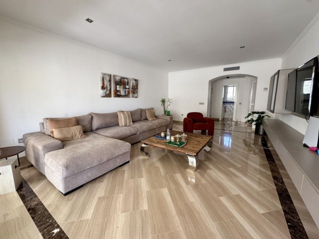 3 Bedrooms Apartment in Elviria