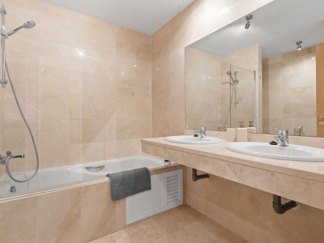 Apartamento con 2 Dormitorios  en Estepona