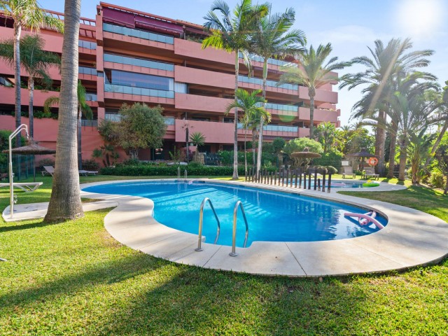 Apartamento con 2 Dormitorios  en Estepona
