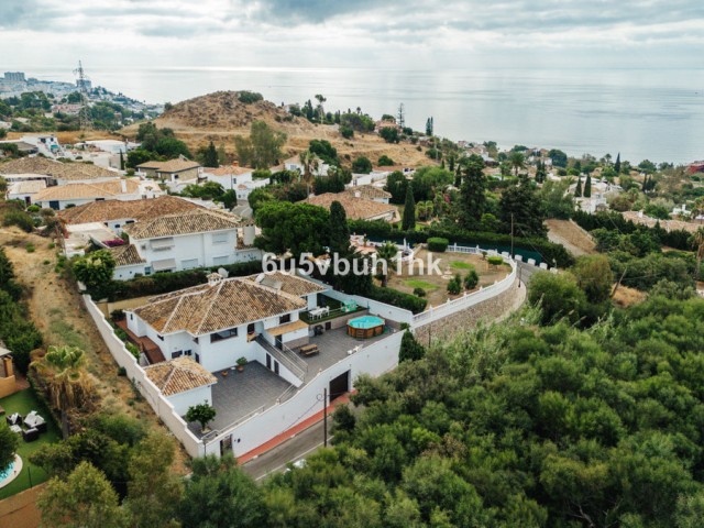 Villa con 4 Dormitorios  en Benalmadena