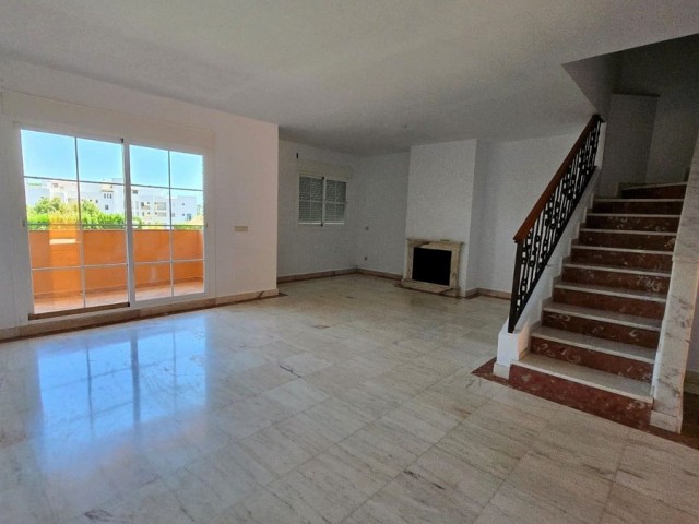 Maison mitoyenne avec 4 Chambres  à La Cala de Mijas
