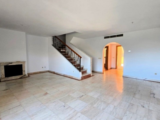 Maison mitoyenne avec 4 Chambres  à La Cala de Mijas
