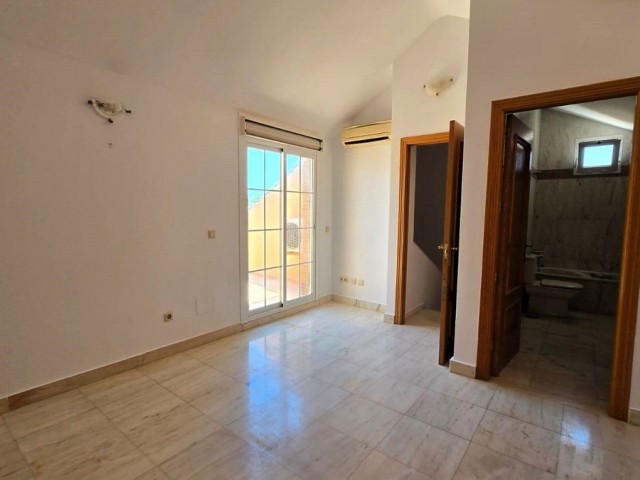 Maison mitoyenne avec 4 Chambres  à La Cala de Mijas