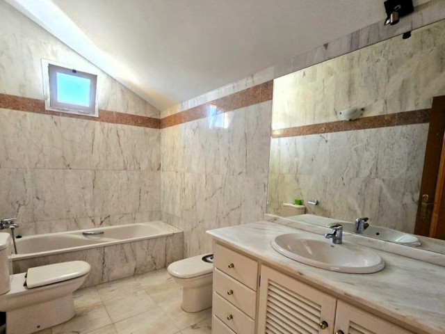 Maison mitoyenne avec 4 Chambres  à La Cala de Mijas