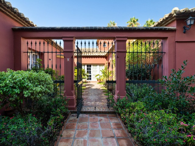 8 Bedrooms Villa in Benalmadena