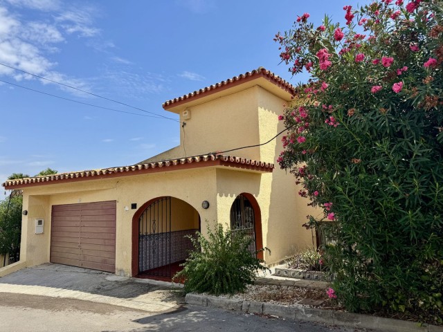 8 Bedrooms Villa in Estepona