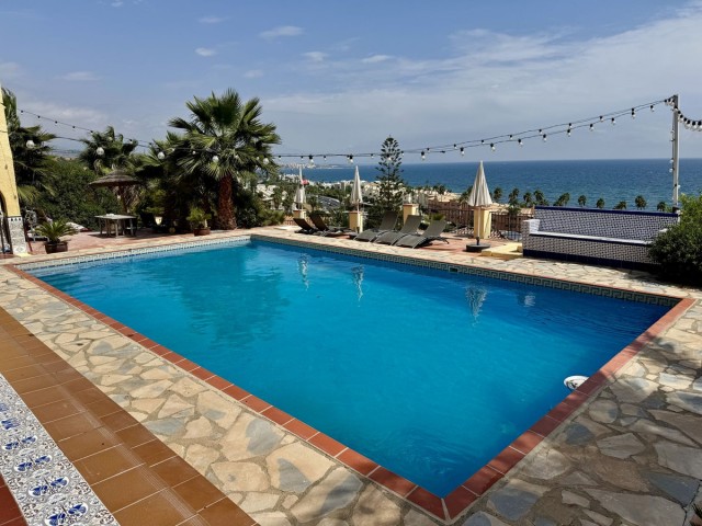 8 Bedrooms Villa in Estepona