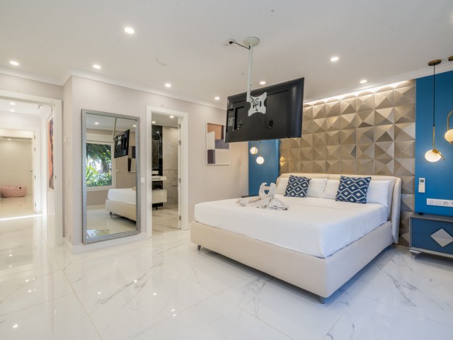 7 Bedrooms Villa in Marbella