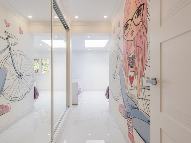 7 Bedrooms Villa in Marbella