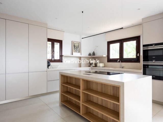 6 Bedrooms Villa in Marbella
