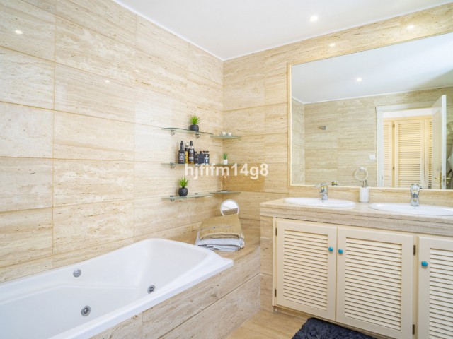 2 Bedrooms Apartment in Nueva Andalucía