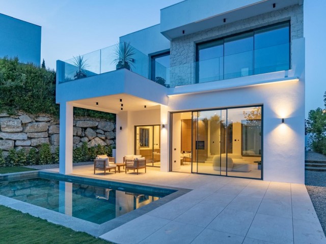 Villa con 4 Dormitorios  en Estepona