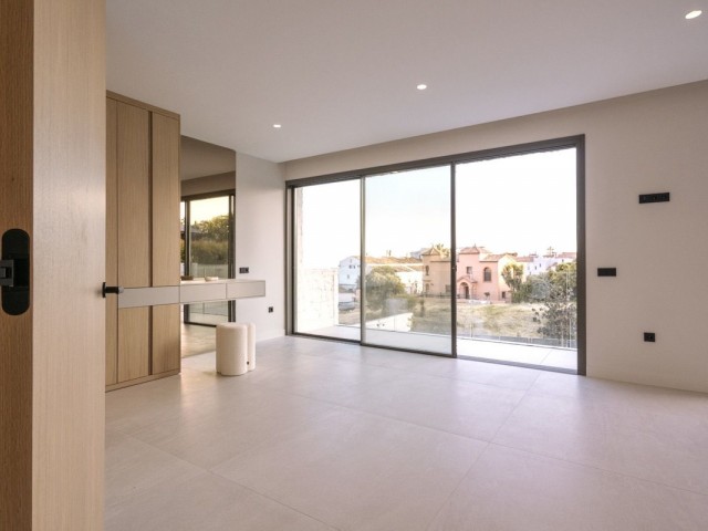Villa con 4 Dormitorios  en Estepona