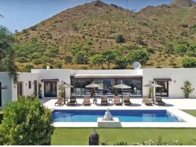 Villa avec 6 Chambres  à Estepona