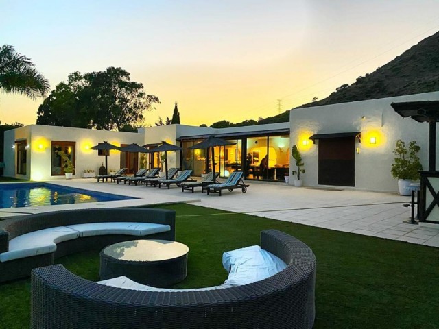 Villa avec 6 Chambres  à Estepona