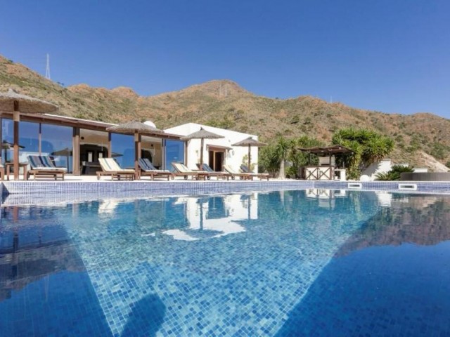 Villa avec 6 Chambres  à Estepona
