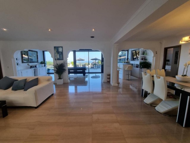 Villa avec 6 Chambres  à Estepona