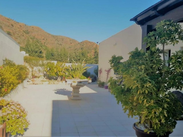 Villa avec 6 Chambres  à Estepona