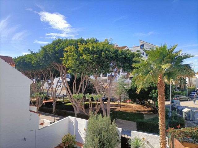 Adosado con 4 Dormitorios  en Estepona