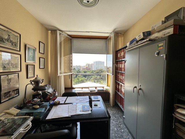 Apartamento con 4 Dormitorios  en Málaga Centro