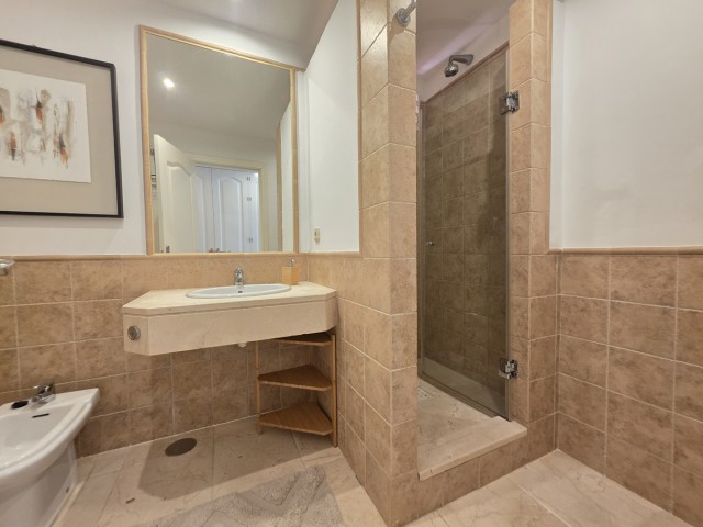 Appartement avec 3 Chambres  à Estepona