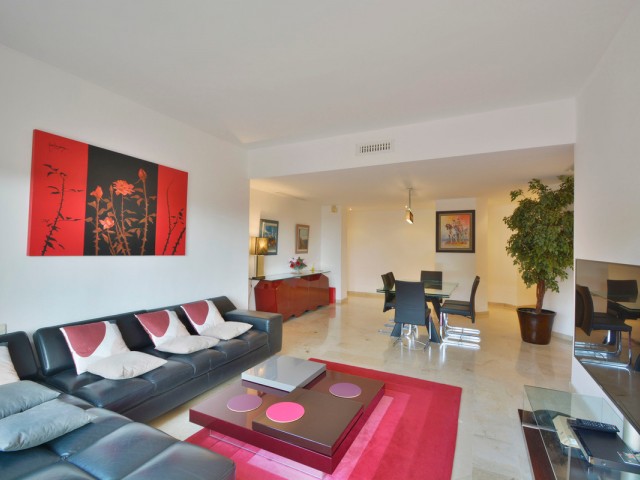 3 Bedrooms Apartment in Elviria