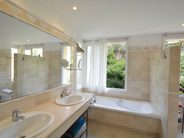 3 Bedrooms Apartment in Elviria
