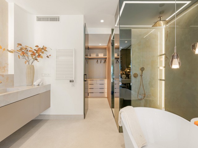Apartamento con 3 Dormitorios  en Estepona
