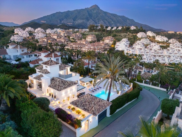 5 Bedrooms Villa in Nueva Andalucía