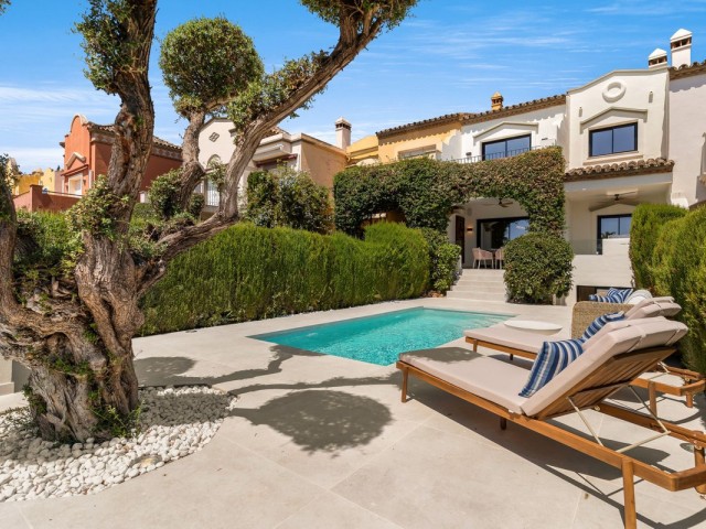 4 Bedrooms Townhouse in Nueva Andalucía