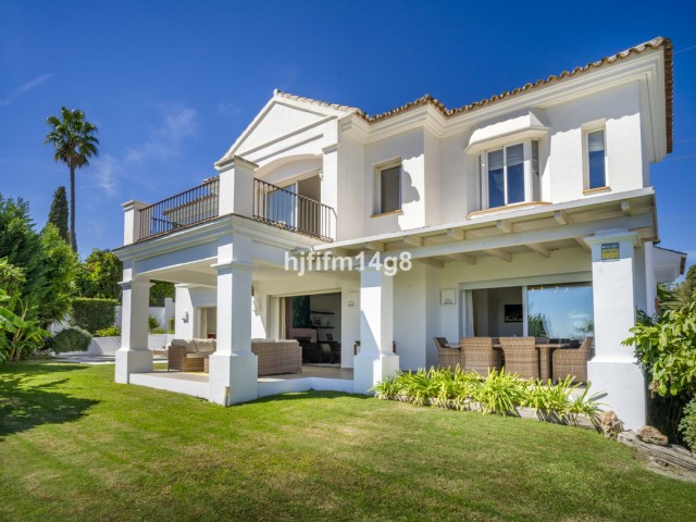 3 Bedrooms Villa in Nueva Andalucía