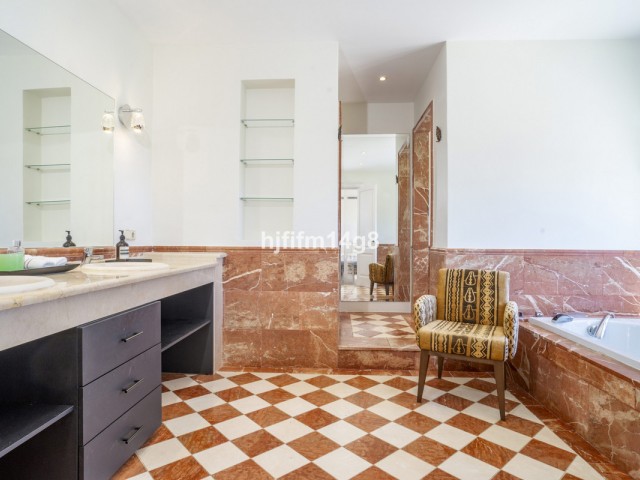 3 Bedrooms Villa in Nueva Andalucía